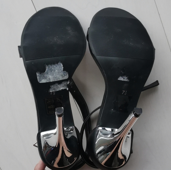 New IN BOX metallic high heels sandals  Le Château - Picture 5 of 6